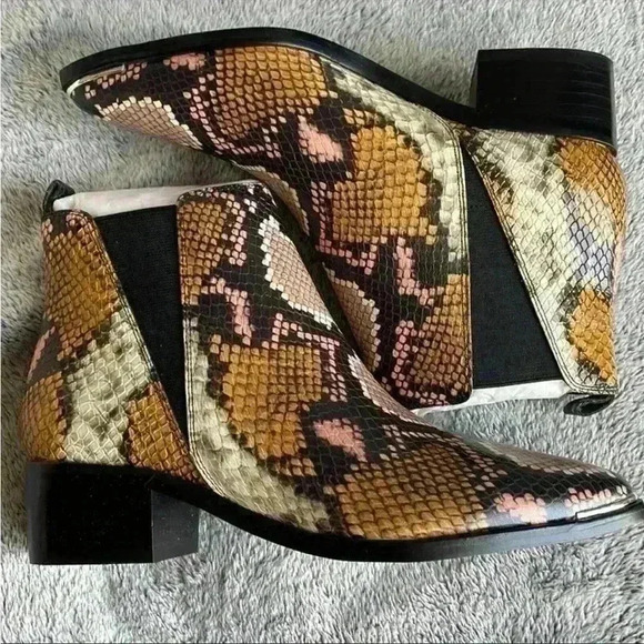 Marc Fisher Yale Chelsea Boot in Snake Embossed Size 5.5 NIB - Picture 7 of 12